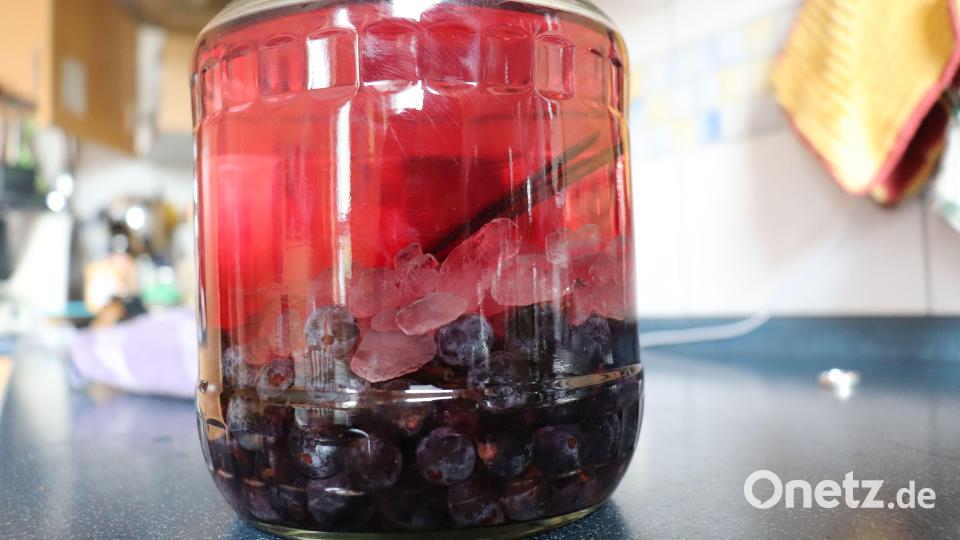 Im Grunde sind nur drei Zutaten und etwas Geduld nötig, um einen Fruchtlikör anzusetzen: Alkohol, Zucker und Früchte. Nach Geschmack können weitere Zutaten, wie Gewürze, Kräuter oder andere Geschmacksgeber beigefügt werden. Bild: myd