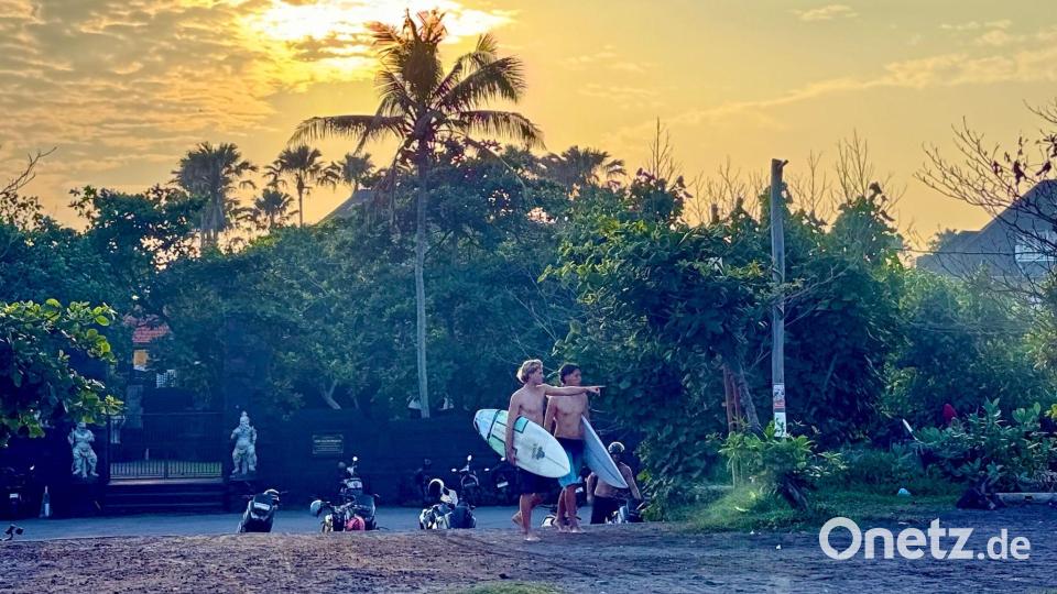 Surfen bei Sonnenaufgang - einer der Vorteile für Menschen, die mobil in Canggu arbeiten. Bild: Carola Frentzen/dpa