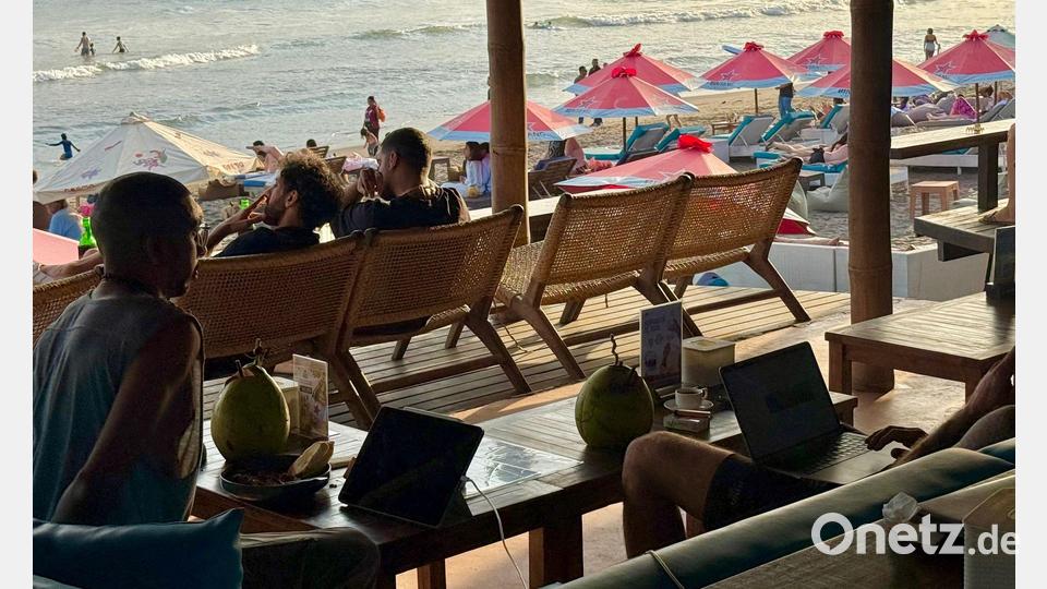 Arbeiten mit Blick aufs Meer: Canggu lockt mit guter Infrastruktur und Ständen. Bild: Carola Frentzen/dpa