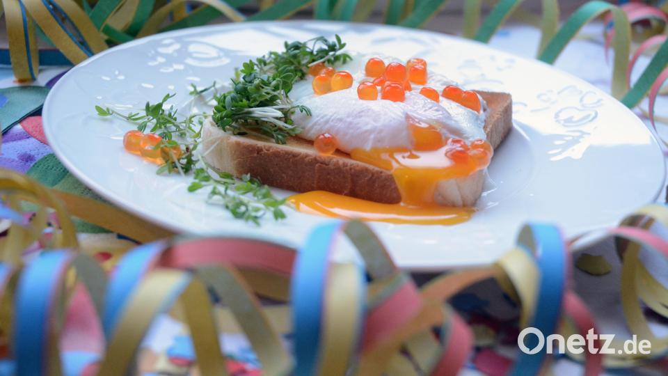 Pochiertes Ei auf Toast mit Lachskaviar und Kresse – perfekt in Szene gesetzt, wenn das Eigelb nach einem kleinen Piekser fließt. Bild: Gabi Schönberger