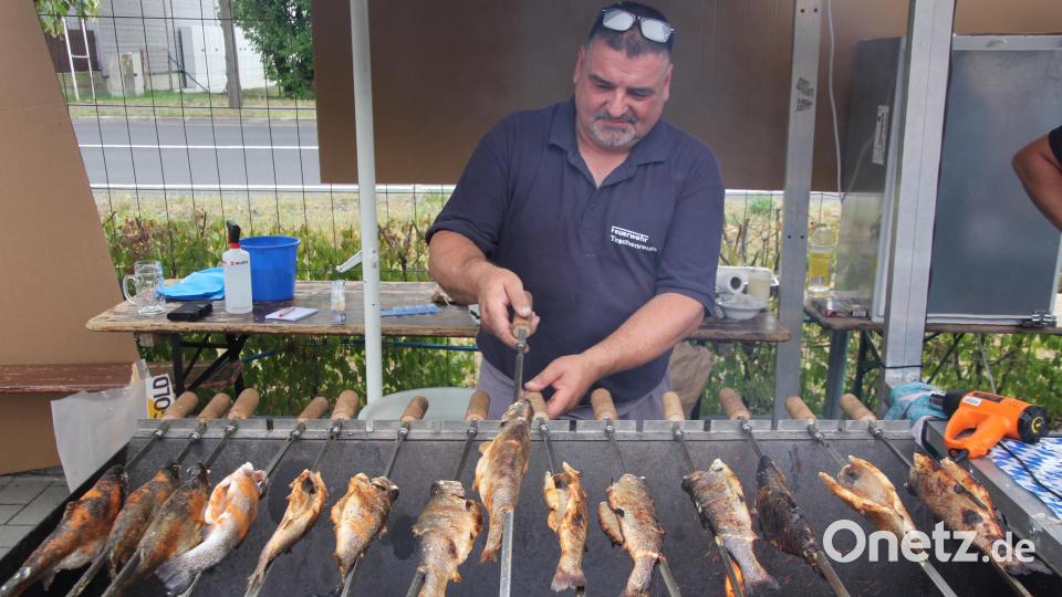 Michael Häring war für die Steckerl-Fische verantwortlich. Bild: Konrad Rosner