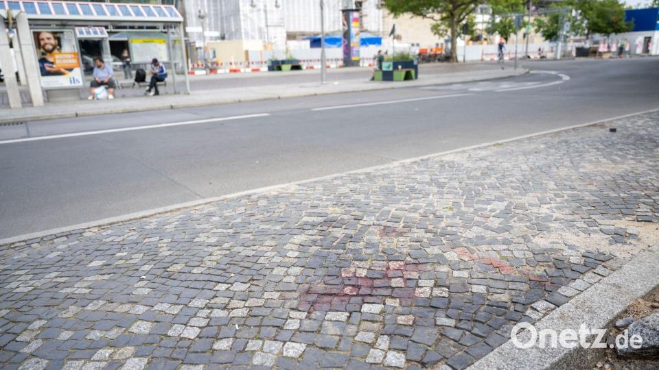 Rund um den Bahnhof Zoo sind immer viele Menschen unterwegs. Bild: Christophe Gateau/dpa