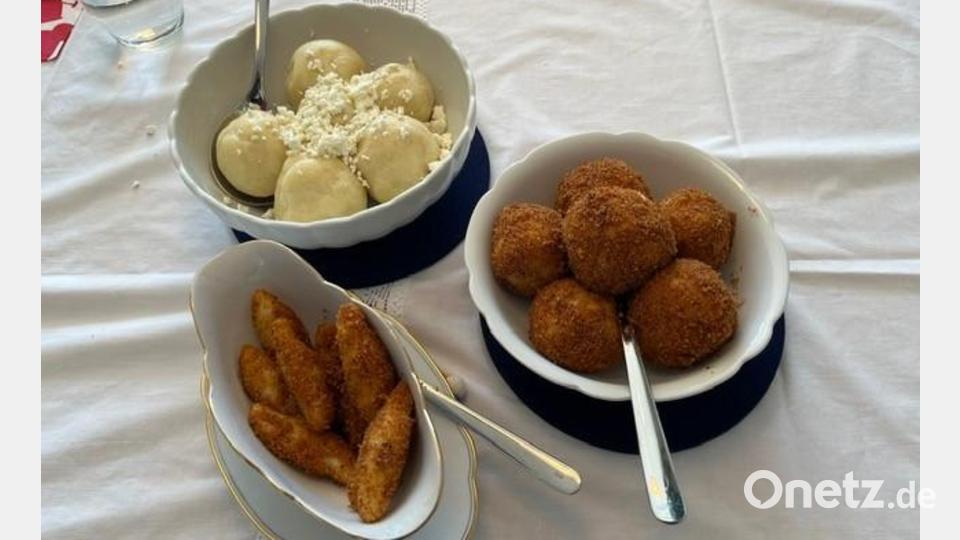 Aprikosenknödel mit Reibquark. Aus dem restlichen Kartoffelteig formt die Köchin "Stoppala". Bild: Gerhard Scheuenstuhl