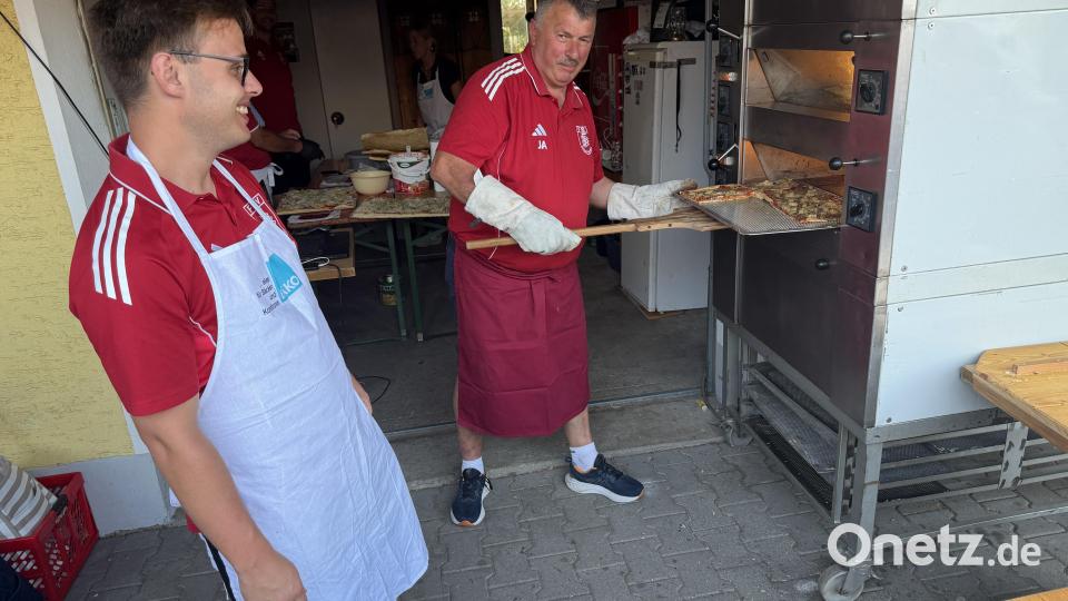 Josef Arnold (rechts) ist ein Allround-Talent. Am Nachmittag fungierte er noch als Stadionsprecher am FSV Sportplatz, am Abend beim italienischen Abend des FSV als DJ mit seiner italienischen Musik und zusätzlich als Pizzabäcker „Giuseppe Arnoldo“. Bild: fvo