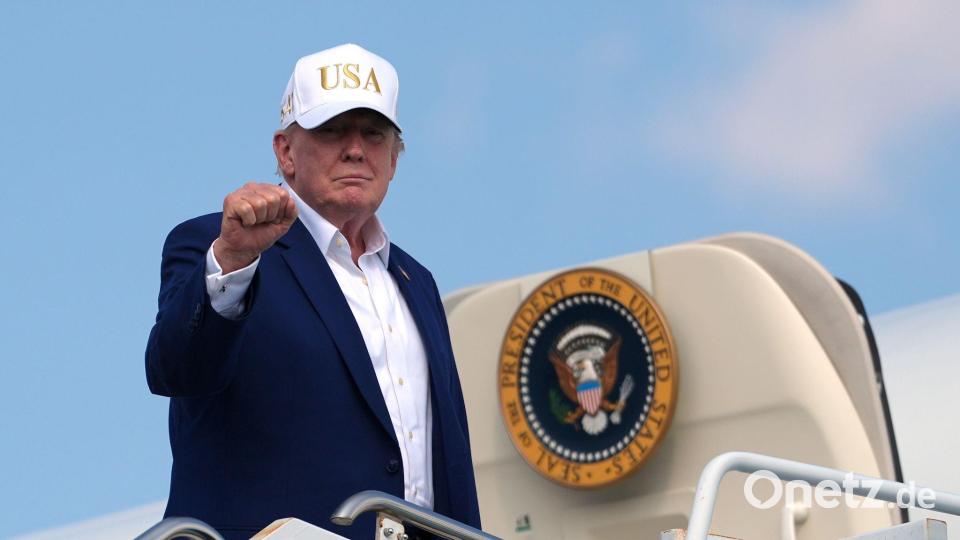 Trump vergleicht das diplomatische Tauziehen mit dem Iran mit einem Schachspiel. Bild: Julia Demaree Nikhinson/AP/dpa