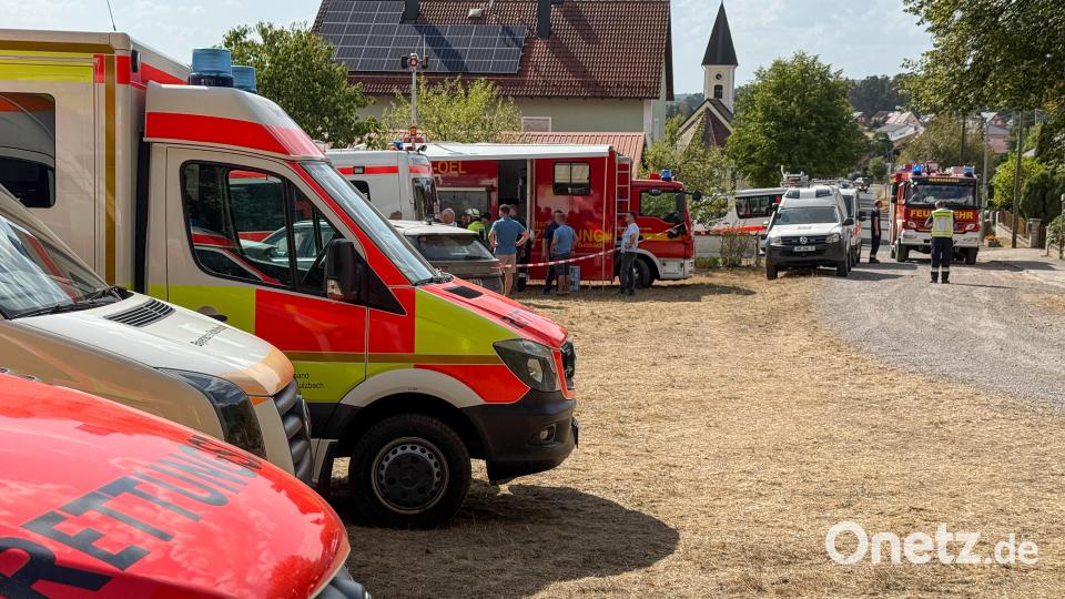 Bei der Kirche reihten sich die Einsatzfahrzeuge auf. Bild: Petra Hartl