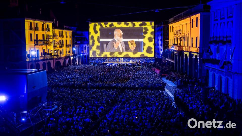 Im Freiluftkino des Filmfestivals von Locarno finden bis zu 9.000 Zuschauerinnen und Zuschauer Platz. Bild: Jean-Christophe Bott/KEYSTONE/dpa