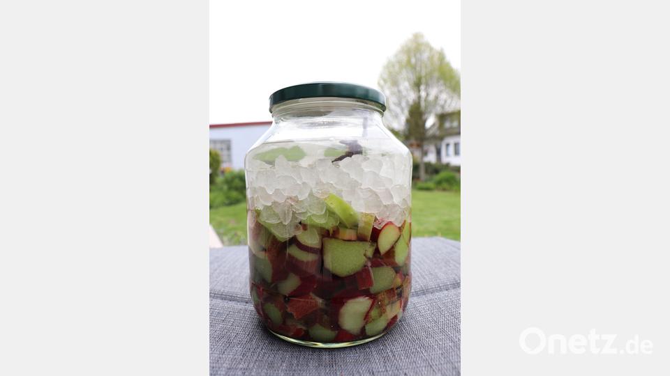 Obwohl Rhabarber ein Gemüse ist, ist auch er eine gute Grundlage für Likör. Bild: myd