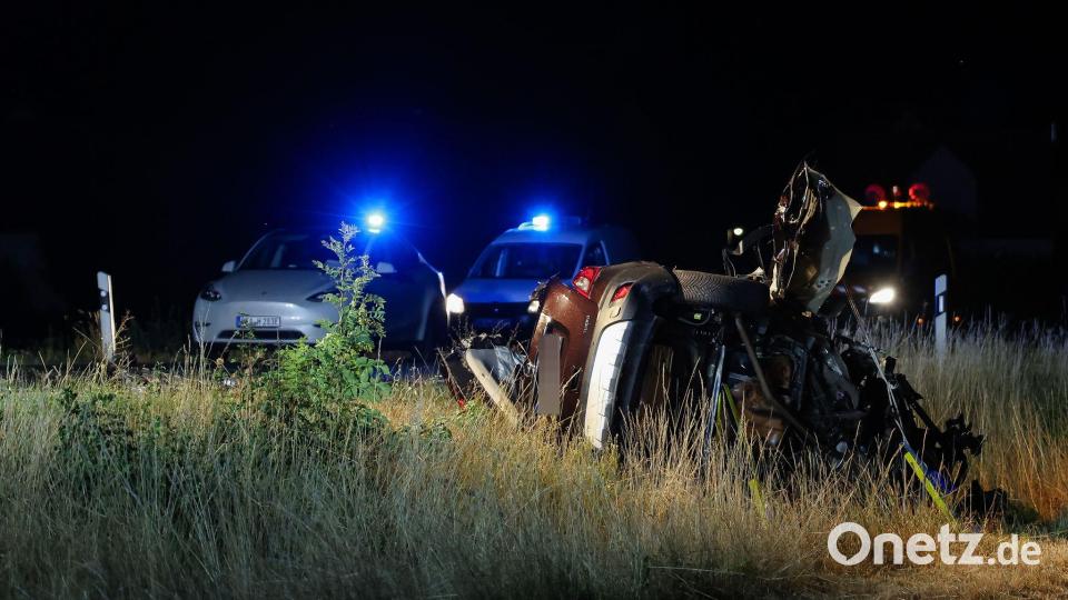 Beide Autos wurden bei einem Unfall in Mittelfranken von der Straße geschleudert. Bild: Daniel Löb/dpa