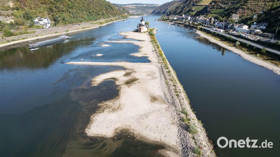 Extremes Niedrigwasser auf dem Rhein: An der Festung Pfalzgrafenstein ist der Grund des Flusses sichtbar Bild: Boris Roessler/dpa