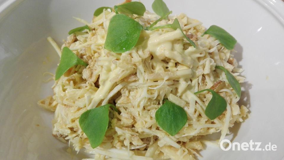 Ein Klassiker ist der Waldorfsalat, hier garniert mit Winter-Portulak. Bild: shl