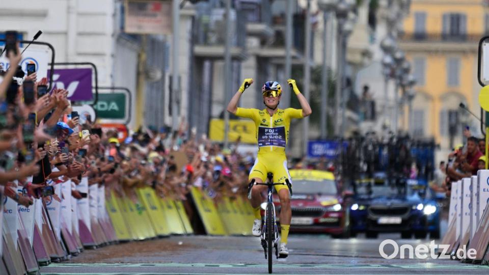 Die Niederländerin Demi Vollering jubelt beim Überqueren der Ziellinie über den Gesamt- und Etappensieg bei der Tour de France der Frauen. Bild: Philippe Magoni/AP/dpa
