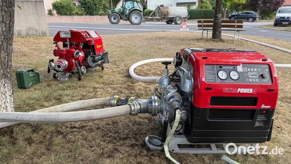 Feuerwehrpumpen im Einsatz. Bild: Petra Hartl