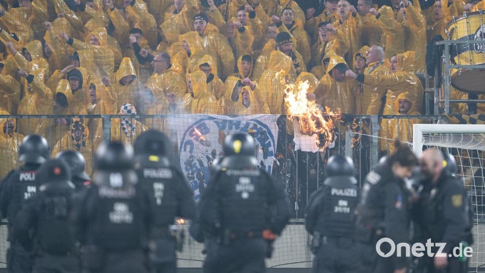 Das Spiel Dresden gegen Hertha BSC im April wurde von Ausschreitungen überschattet. (Archivbild) Bild: Sebastian Kahnert/dpa