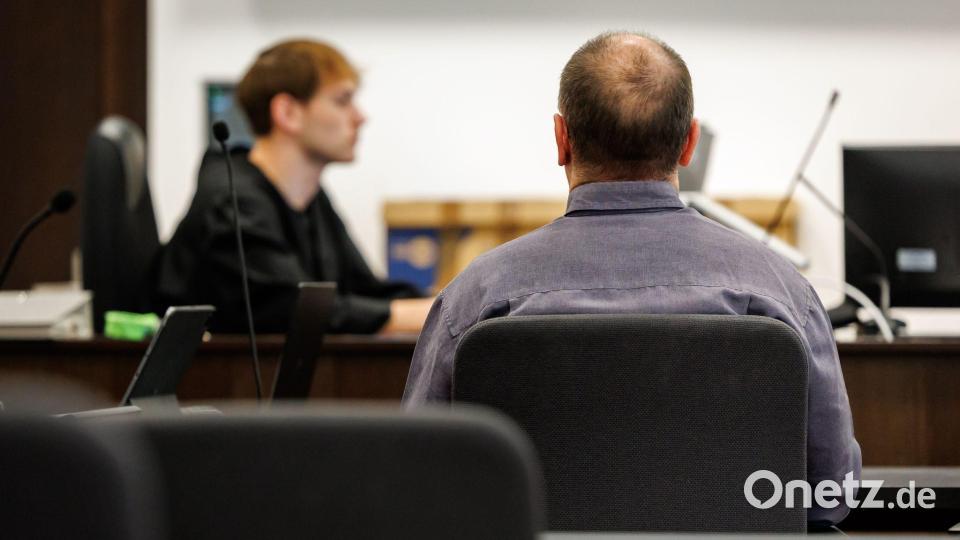 Die Generalstaatsanwaltschaft wirft dem 53-Jährigen aus Mittelfranken (Rückansicht) 95 Taten vor. Bild: Daniel Karmann/dpa