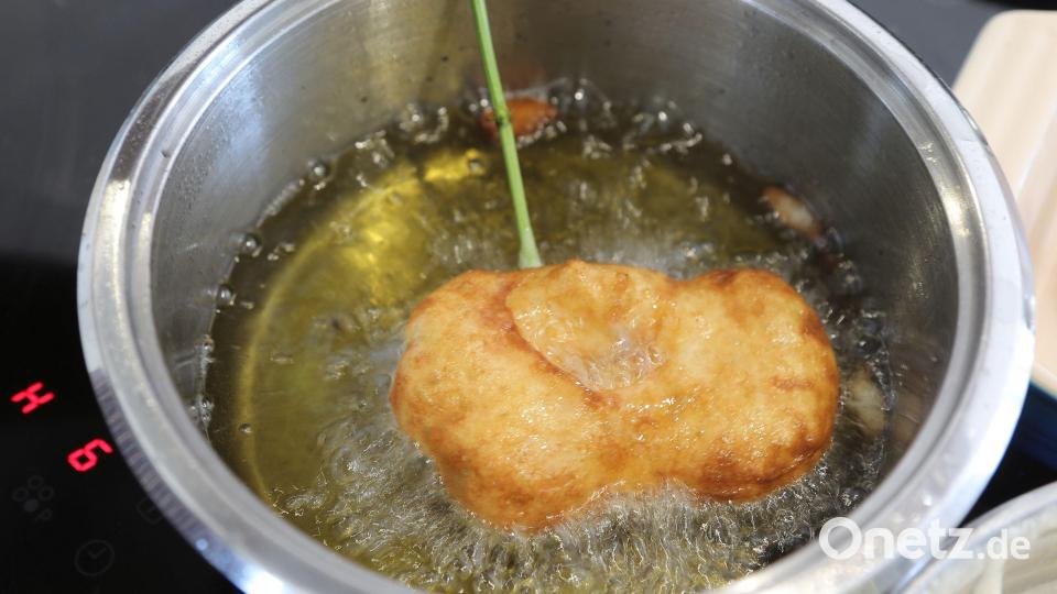 In heißem Fett wird das „Hollerküchl“ herausgebacken. Bild: Wolfgang Steinbacher