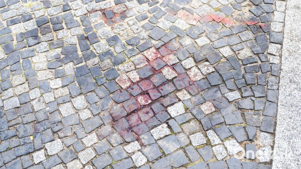 Am Tatort ist ein großer Blutfleck zu sehen. Bild: Christophe Gateau/dpa