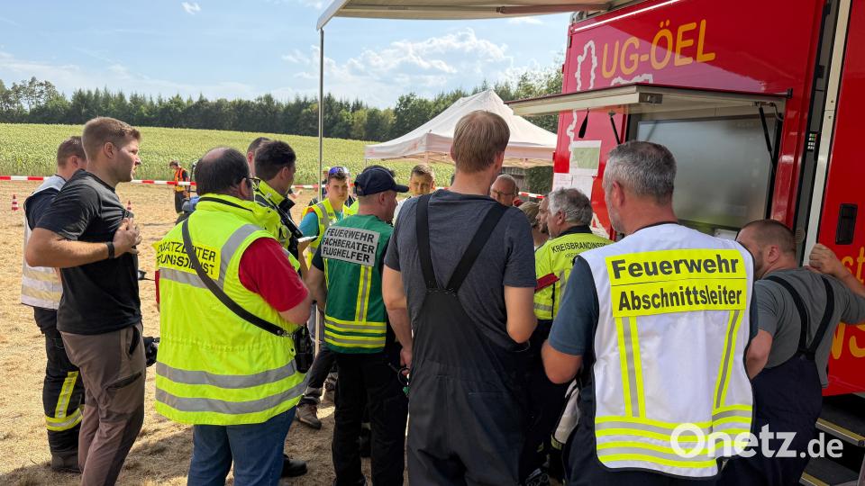An der Lagebesprechung nahm auch der zuständige Förster der Bayerischen Staatsforsten teil. Bild: Petra Hartl