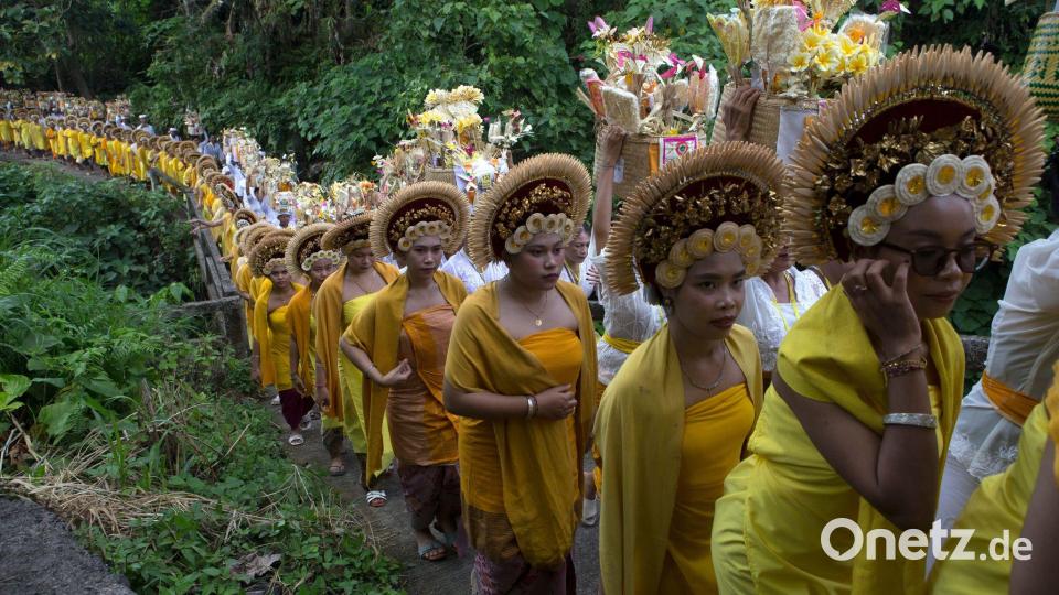 Frauen in traditioneller Tracht danken mit dem Ritual „Usaba Sri“ Gott für eine reichhaltige Ernte Bild: Firdia Lisnawati/AP/dpa