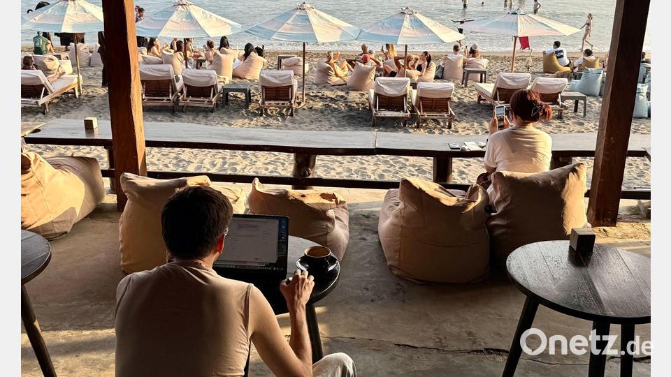 Am Strand von Canggu wird morgens gesurft und dann im Café gearbeitet. Bild: Carola Frentzen/dpa