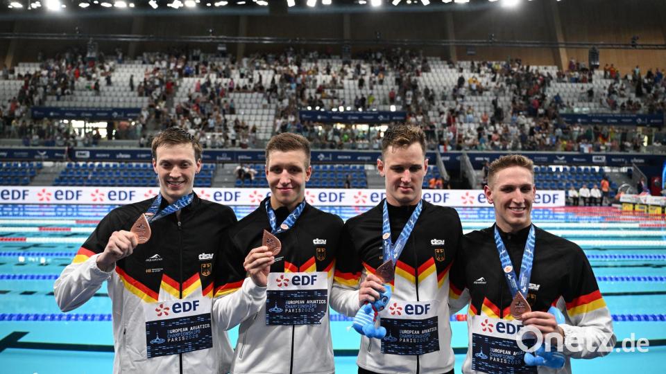 Die deutsche 4x200 Meter Freistil-Staffel präsentiert die Bronzemedaillen. Bild: Emma Da Silva/AP/dpa