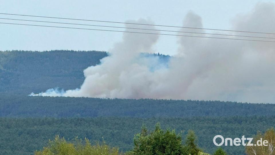 Die Rauchsäule des Waldbrands bei Neuersdorf war weithin zu sehen, zum Beispiel wie hier, von Freudenberg aus. Hier hatte es am ersten Augustwochenende auch einen massiven Waldbrand am Johannisberg gegeben. Bild: Uli Piehler