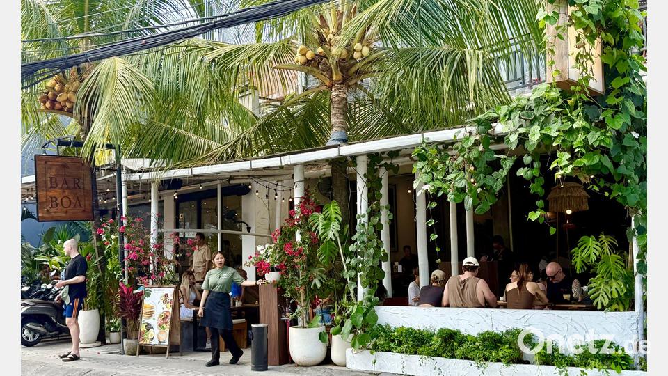 Viele digitale Nomaden arbeiten in Canggu in solchen hippen Cafés. Bild: Carola Frentzen/dpa