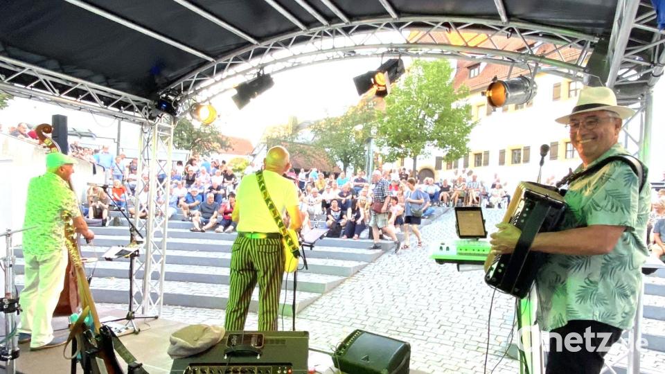 In Sommerlaune sind Musiker und Zuhörer im Spitalhof. Bild: Claudia Völkl