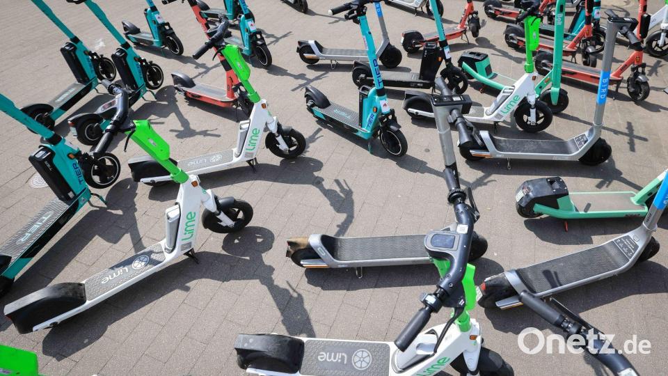 Auch wenn es sich in Großstädten nicht unbedingt so anfühlt: Die Zahl der zur Miete angebotenen E-Scooter ist zuletzt gesunken. (Archivbild) Bild: Christian Charisius/dpa/dpa-tmn