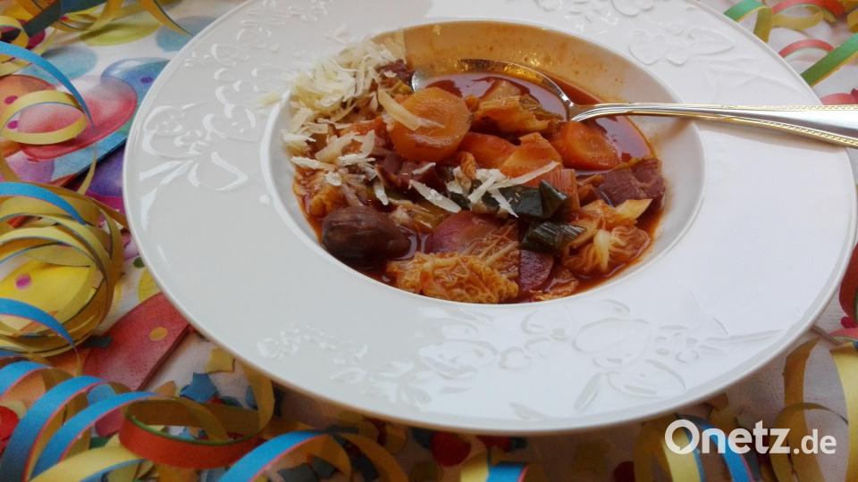 Eine kräftige Minestrone – hier mit Maronen – bildet für jede Feierei eine gute Grundlage im Magen. Bild: Stephanie Hladik