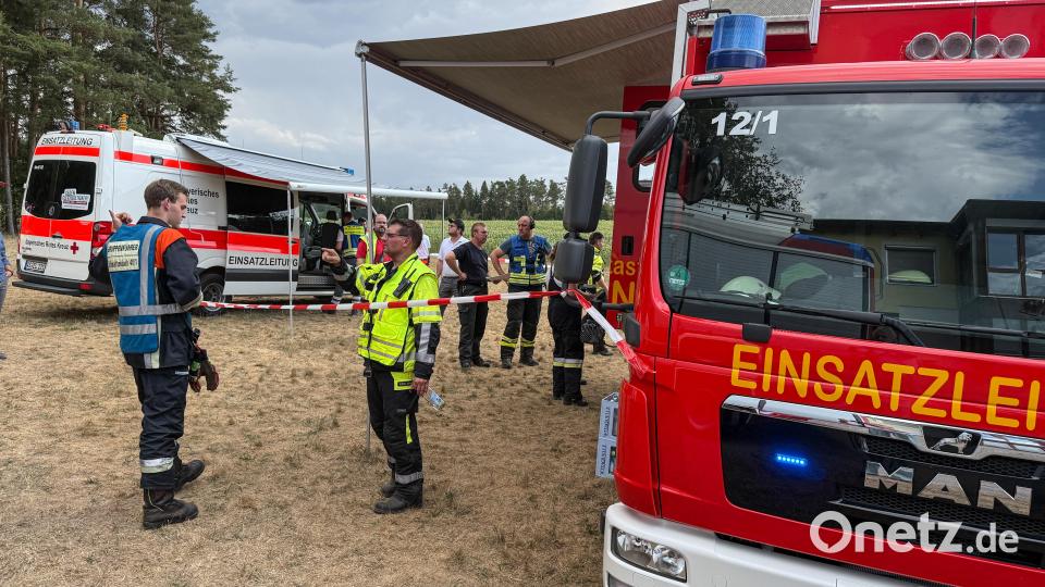 Bei der Einsatzleitung am Waldrand. Bild: Petra Hartl