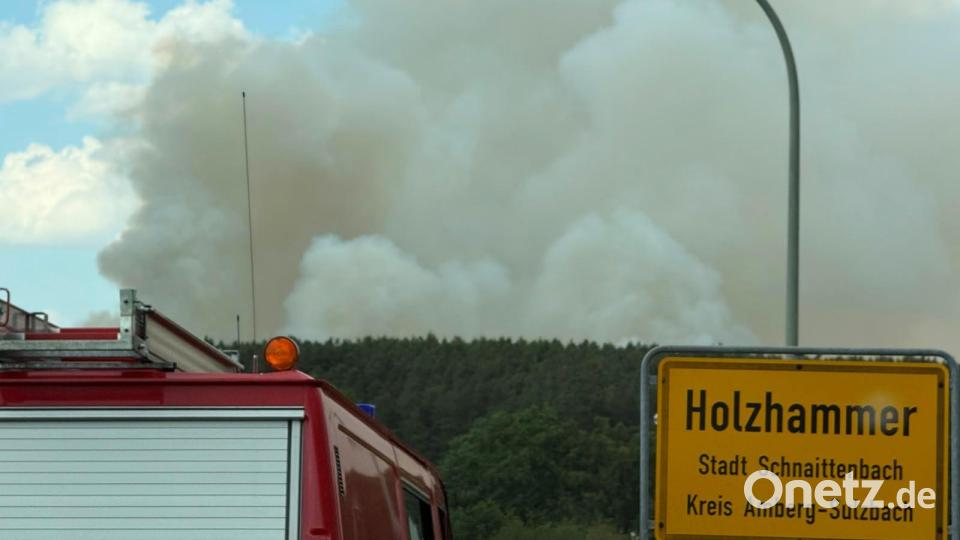 Zunächst war es schwierig, das Ausmaß des Brandes zu erfassen: Wegen der starken Rauchentwicklung konnte selbst die Feuerwehr-Drohne den Einsatzkräften anfangs keine Übersicht verschaffen. Bild: Petra Hartl