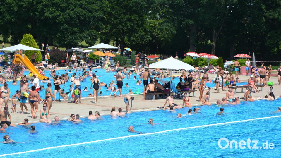 50. Jubiläum feiert heuer das Mitterteicher Freibad. Zu diesem Anlass hat sich die Stadt für Samstag, 22. August, etwas Besonderes einfallen lassen, wenn von 14 bis 18 Uhr das Zephyrus Discoteam zu Gast sein und Partystimmung verbreitet wird. Der Eintritt ist dann frei. Bild: Josef Rosner