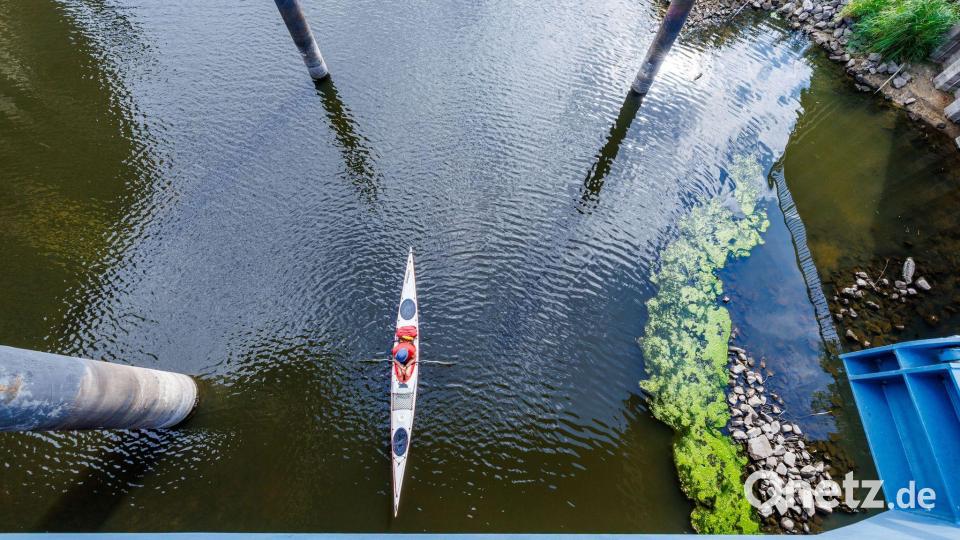 Paddler fahren von der Elbe kommend mit ihren Booten im Hafen von Dömitz bei Niedrigwasser in die Schleuse. Bild: Jens Büttner/dpa