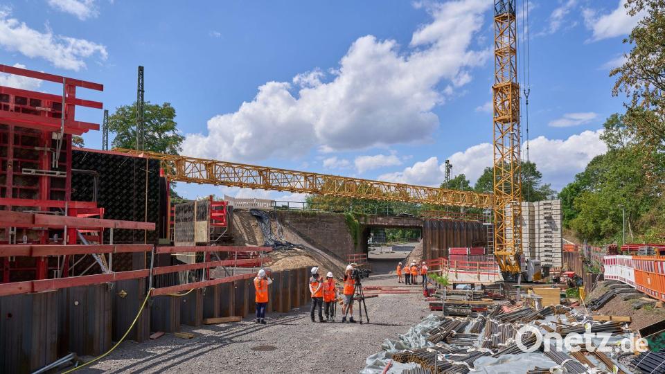 Seit Juli wird die rechte Rheinstrecke zwischen Troisdorf nahe Köln und Wiesbaden saniert, die Bauarbeiten sollen noch bis Dezember laufen. Bild: Sascha Ditscher/dpa
