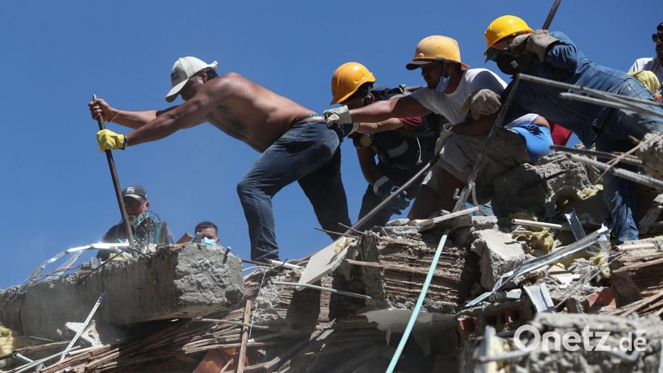 Anwohner und Rettungskräfte durchsuchen die Trümmer nach einem Erdbeben. Bild: Santiago Saldarriaga/AP/dpa