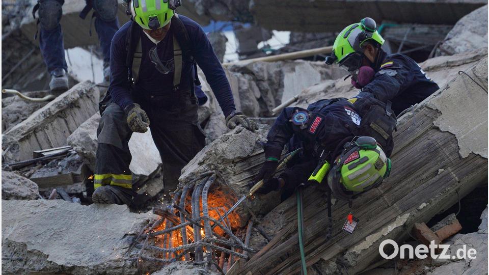 Rettungskräfte durchtrennen Trümmer bei der Suche nach Überlebenden. Bild: Ivan Valencia/AP/dpa