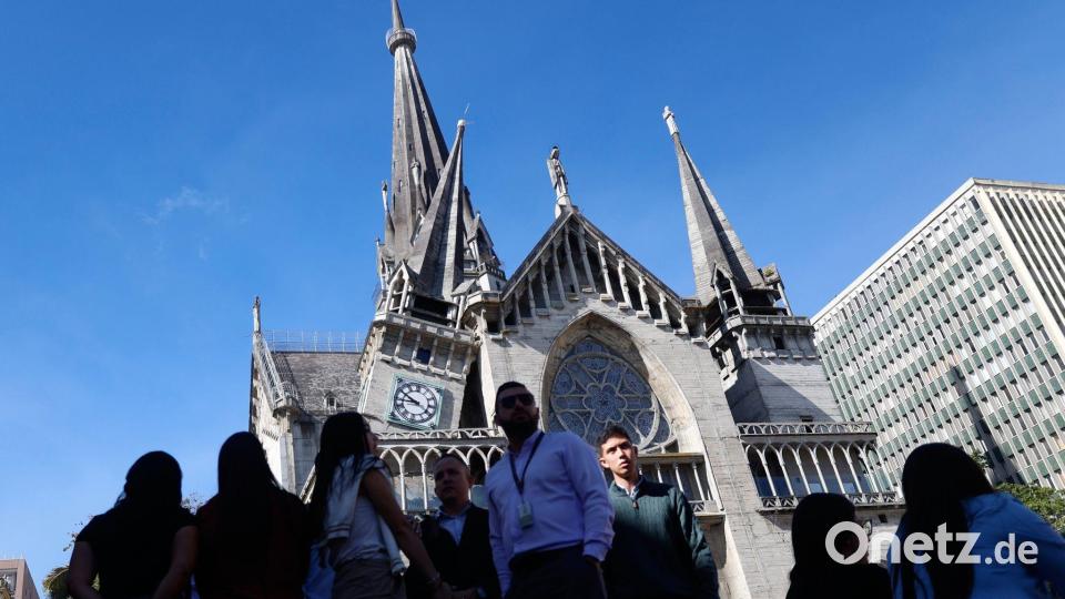 Auch kuriose Eindrücke wie dieser eingeknickte, aber nicht zu Boden gestürzte Kirchturm hinterlässt das schwere Erdbeben in Kolumbien. Bild: John Jairo Bonilla/AP/dpa