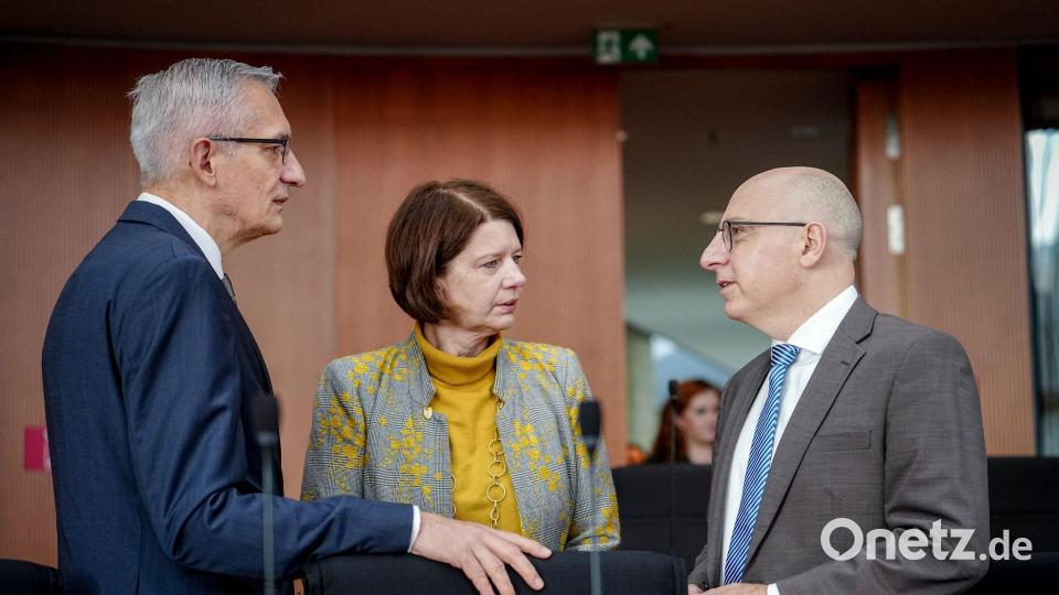 Einmal im Jahr gibt das Spitzenpersonal der deutschen Nachrichtendienste öffentlich Auskunft. Im Parlamentarischen Kontrollgremium des Bundestages, das sonst stets geheim tagt, antworten sie dann vor Publikum auf die Fragen der Abgeordneten. (Archivbild) Bild: Kay Nietfeld/dpa
