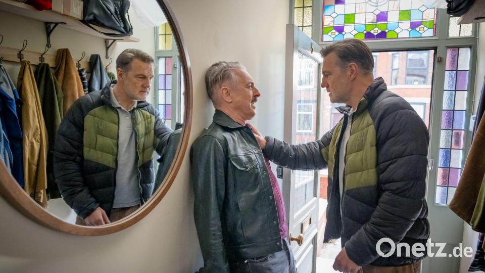 Alan Cumming (Leo) und David Morrissey (als sein aggressiver Nachbar Clive) in Episode 3 der Serie „Tip Toe“. Bild: ---/Channel 4/HBO Max/dpa