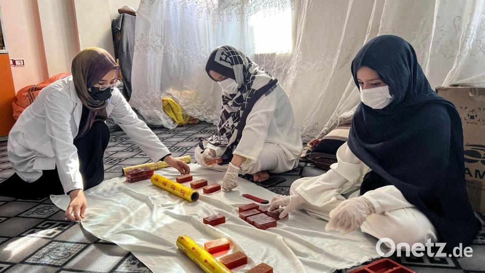 In der Seifen-Manufaktur von Rukia Resai arbeiten fast nur Frauen. Bild: Fardina Akbari/dpa