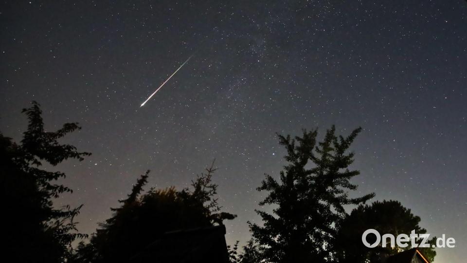 Ein Perseidenmeteor zieht über den Himmel. (Archivbild) Bild: Marco A. Ludwig/dpa