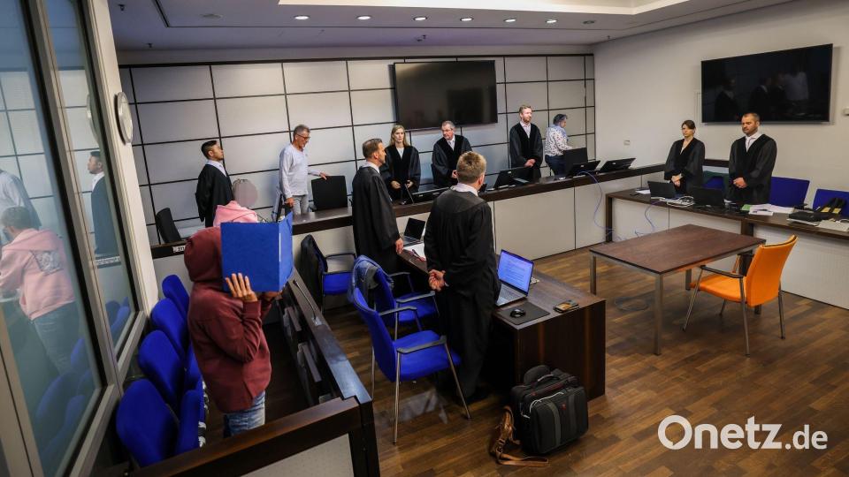 Gericht verhängt lebenslange Haft - Angeklagte gehen in Revision. (Archivbild) Bild: Christoph Reichwein/dpa