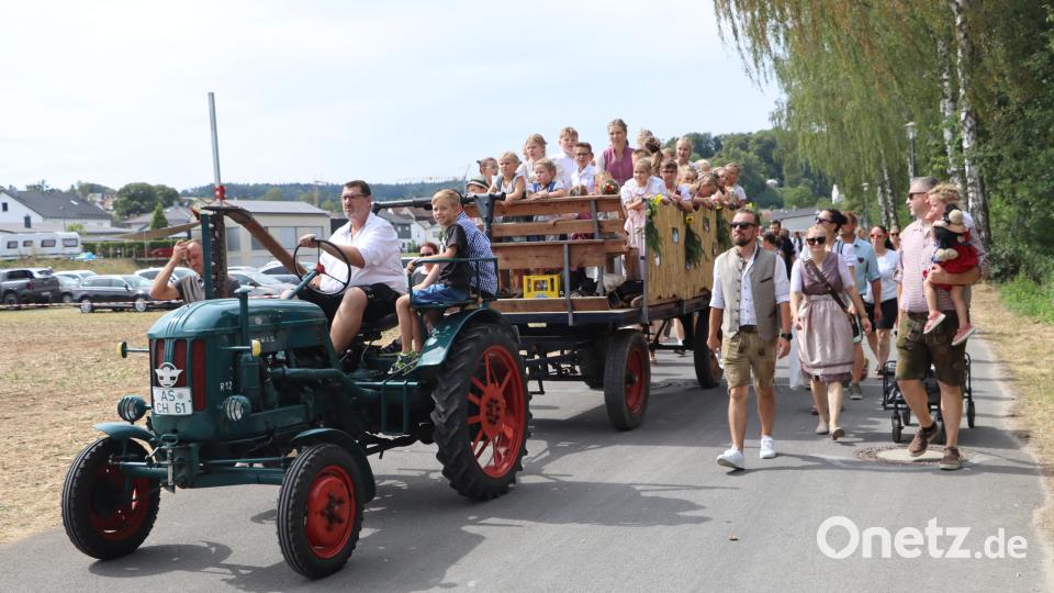 Der "Rudl" brachte die Kinder auf dem Hanomag aufs Festgelände. Die Aufseher nebenan und die Kirwapaare dahinter gaben ein tolles Bild ab. Bild: Michael Rabenhofer
