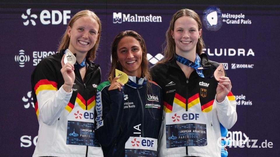Freude mit Edelmetall: Isabel Gose (l) und Maya Werner (r) bei der Siegerehrung. Bild: Dimitar Dilkoff/AFP/dpa