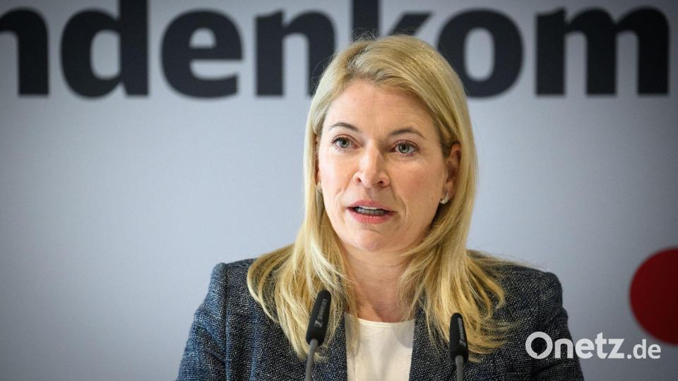 Bahnchefin Evelyn Palla kündigte Anfang Juli eine Überprüfung der Generalsanierungen an. (Archivbild) Bild: Bernd von Jutrczenka/dpa