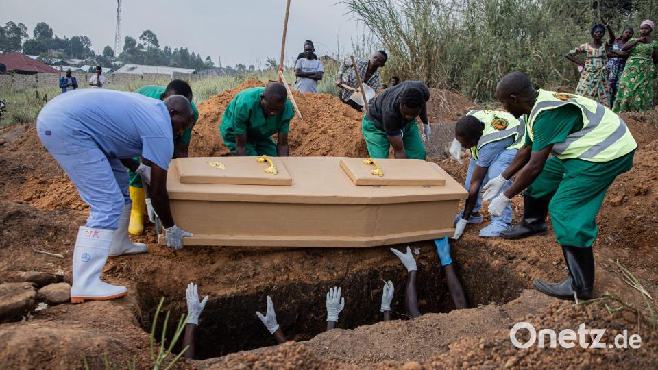 Die Leichen verstorbener Ebola-Patienten gelten als hochansteckend und müssen unter besonderen Sicherheitsmaßnahmen beigesetzt werden. (Archivbild) Bild: -/XinHua/dpa