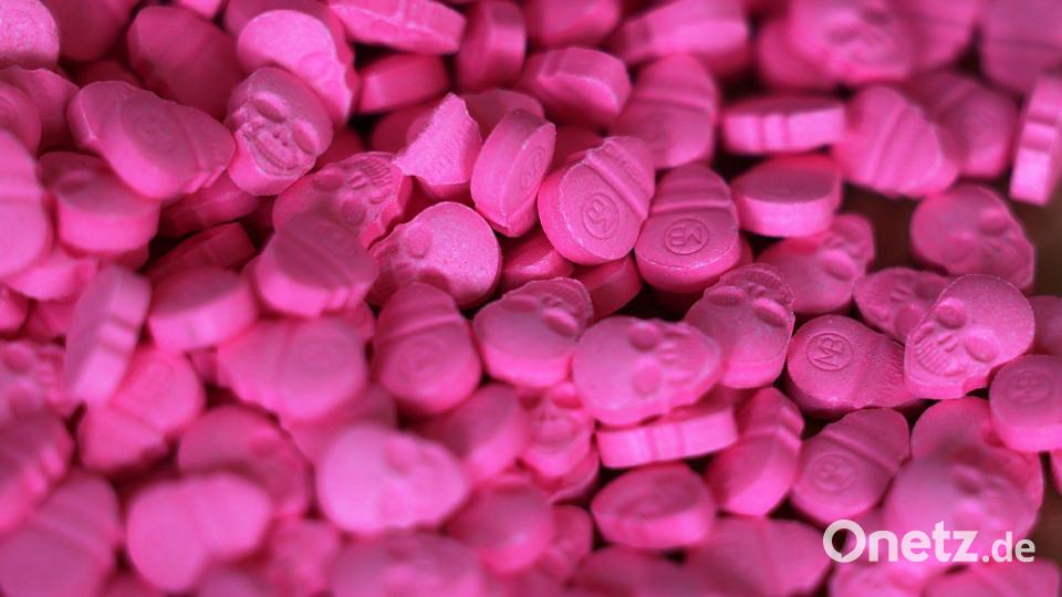 Bei einer Kontrolle von Postsendungen wurden in Bayern zahlreiche Drogen entdeckt, darunter auch Ecstasy-Tabletten. (Archivbild) Bild: Oliver Berg/dpa