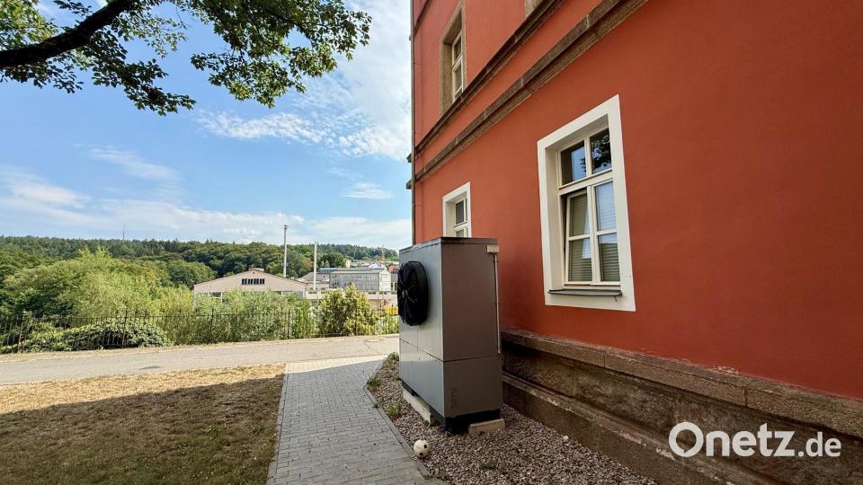 Unübersehbar steht seit der Grundrenovierung der Kita St. Joseph die Wärmepumpe vor dem Haus. Nachdem das gesamte Heizungssystem im Roten Schulhaus in der Vergangenheit Probleme machte, soll es für eine zuverlässige Wärmeversorgung im Winter fit gemacht werden. Bild: Gabi Schönberger