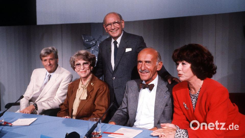 Marianne Koch (r.) gehörte gemeinsam mit Guido Baumann, Annette von Arentin und Hans Sachs (v.l.) zum TV-Rateteam von Moderator Robert Lemke (stehend). (Archivbild) Bild: picture alliance / dpa